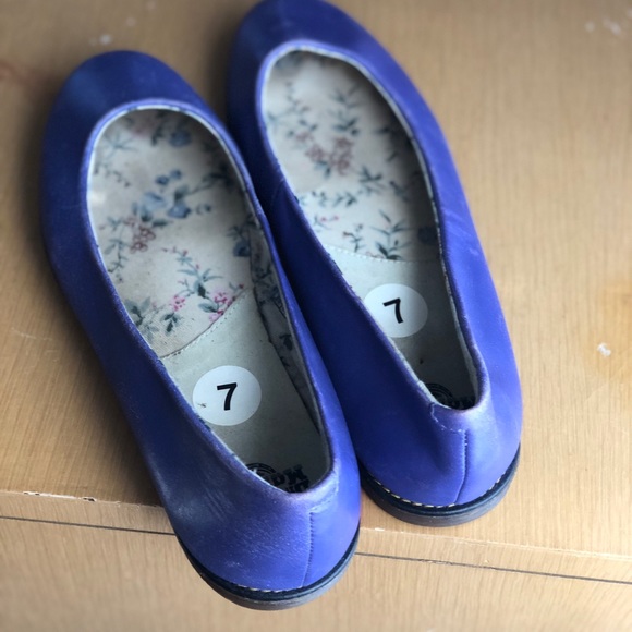 Women’s size 7 purple Dr. Marten’s flats - Picture 1 of 3